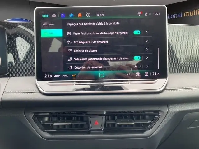 Écran central tactile du Volkswagen Tiguan 2024 affichant les réglages des aides à la conduite, intérieur gris noir.