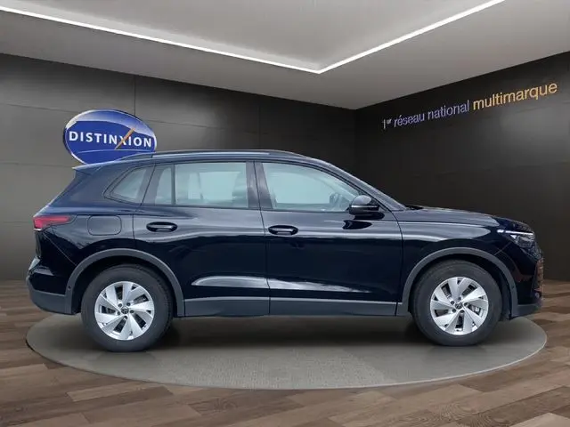 Vue latérale droite d'un Volkswagen Tiguan noir 2024, SUV compact avec jantes alliage et lignes épurées.