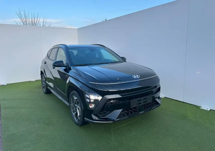 Hyundai KONA II 1.6 Hybrid N Line noir Abyss métal, vue 3/4 avant avec jantes alliage et feux LED distinctifs.