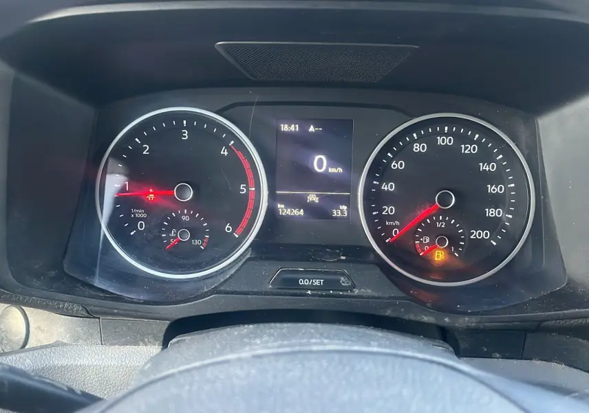 Vue rapprochée du tableau de bord du Volkswagen Crafter blanc, affichant compte-tours, vitesse et indicateurs lumineux.