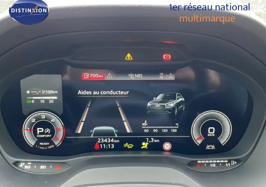 Tableau de bord numérique d'Audi Q2 noir, affichant les aides au conducteur et l'odomètre à 23434 km.