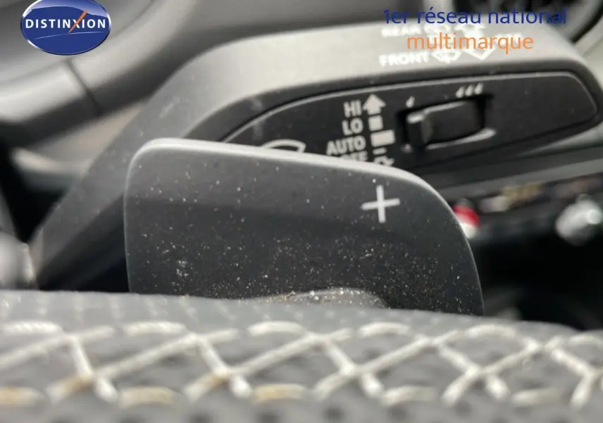Gros plan sur la palette de changement de vitesse droite noire dans l’habitacle d’un Audi Q2 noir mito metal.
