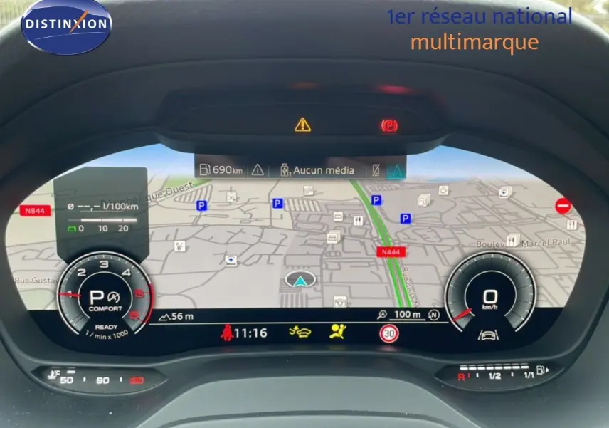 Affichage numérique du tableau de bord de l'Audi Q2 noir mito metal, vue rapprochée sur l'écran central avec navigation active.