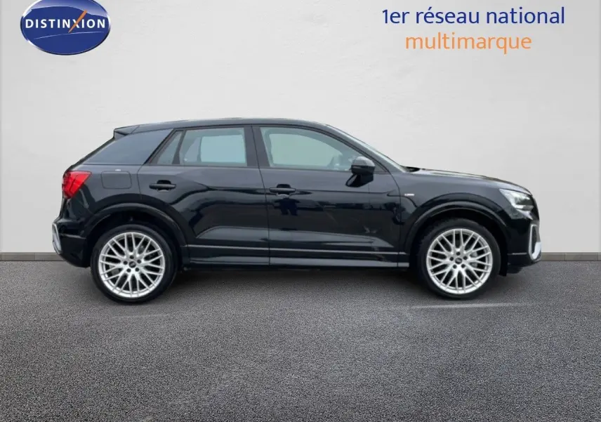 Audi Q2 noir mito metal en profil droit, mettant en valeur ses jantes alliage 19 pouces et sa silhouette compacte.