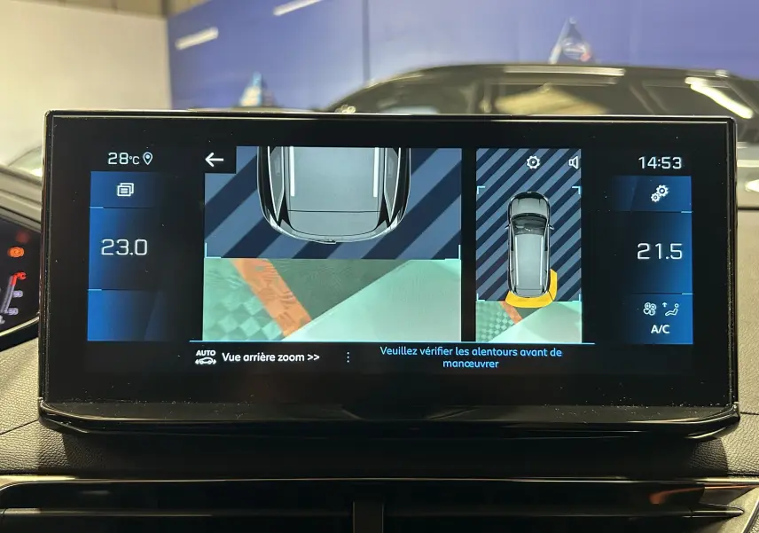 Écran tactile intérieur du Peugeot 5008 bleu, affichant la caméra de recul avec vue 360° et réglages climatiques.