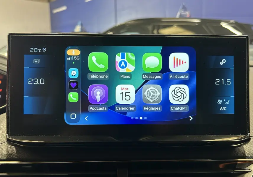 Écran tactile central du Peugeot 5008 2024 affichant les applications connectées et la climatisation digitale.