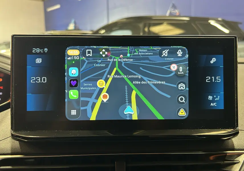 Écran tactile central du Peugeot 5008 2024 affichant la navigation avec température intérieure à 23°C à gauche et 21,5°C à droite.