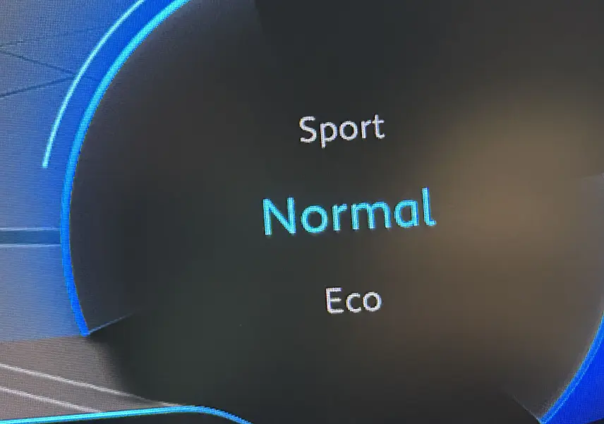 Affichage du mode de conduite "Normal" sur l'écran digital intérieur du Peugeot 5008 bleu Célèbes.