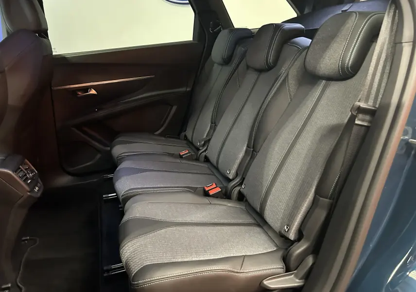 Vue intérieure côté droit des sièges arrière en tissu et cuir du Peugeot 5008 Bleu Célèbes 2024, finition Allure Pack.