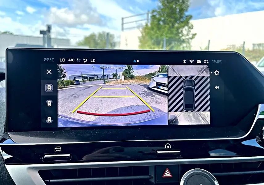 Écran tactile intérieur montrant la caméra de recul et la vue à 360° du Citroën C4 X hybride noir.