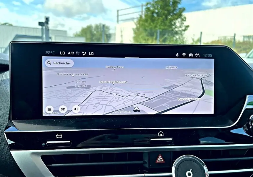 Écran tactile central affichant la navigation GPS dans l'habitacle du Citroën C4 X noir, vue de face.