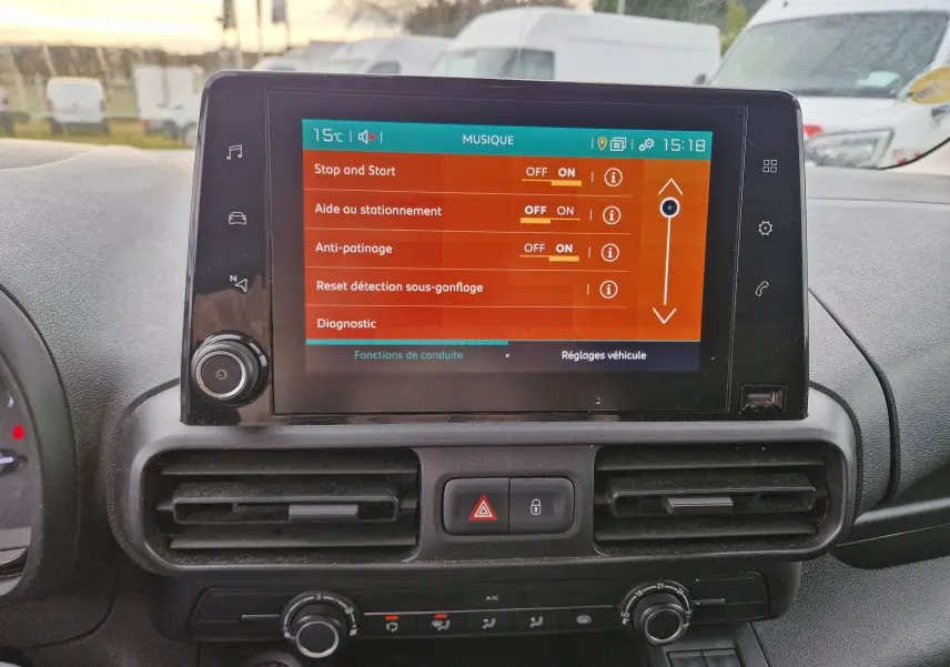 Écran tactile central du tableau de bord du Citroën Berlingo blanc, affichant les réglages d’aide à la conduite.