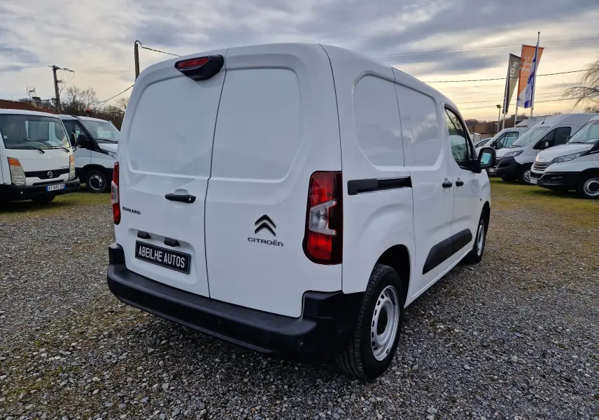 Vue 3/4 arrière droite d’un utilitaire Citroën Berlingo blanc, avec portes arrière fermées et pare-chocs noir.