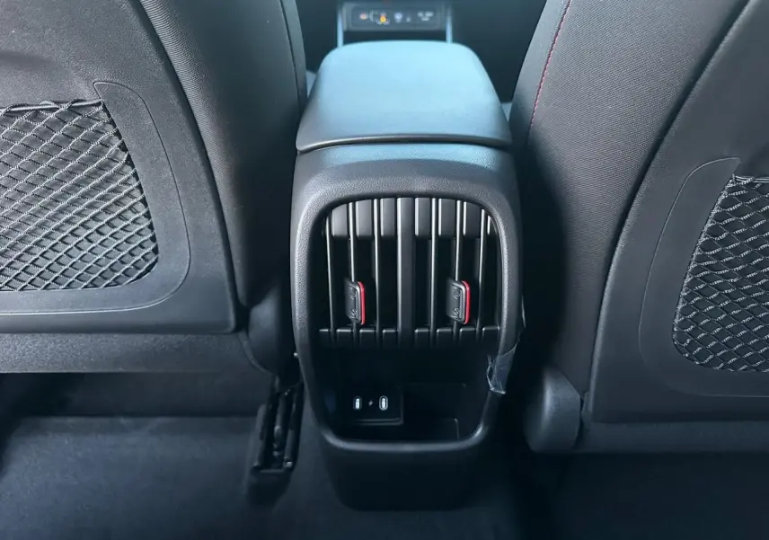 Vue rapprochée de la console centrale arrière du Hyundai Kona 2026 gris, avec bouches d’aération et prises USB-C visibles.