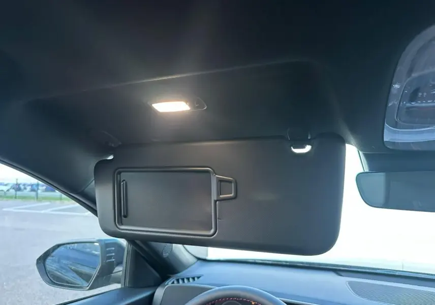 Intérieur du Hyundai KONA II 1.6 Hybrid 138 N Line 2026, vue sur pare-soleil avec miroir et tableau de bord gris.