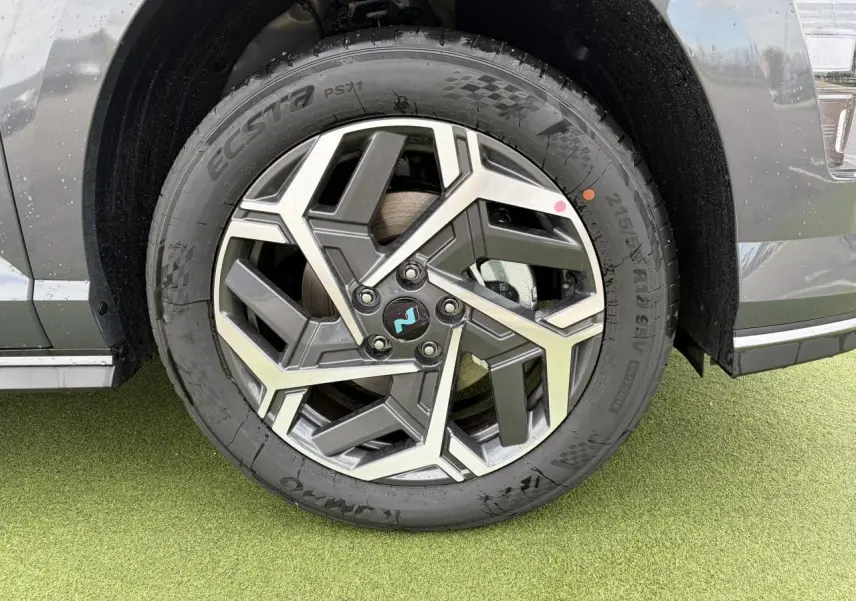 Gros plan sur la jante alliage 18'' au design géométrique du côté avant droit du Hyundai KONA gris métallisé.