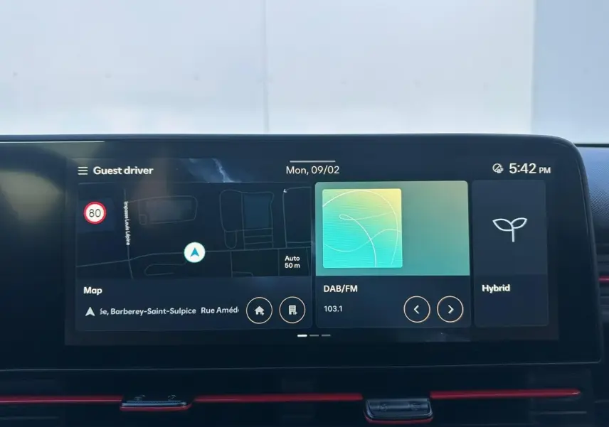 Écran tactile 12,3'' du tableau de bord du Hyundai KONA 2026, affichant navigation et radio DAB/FM.
