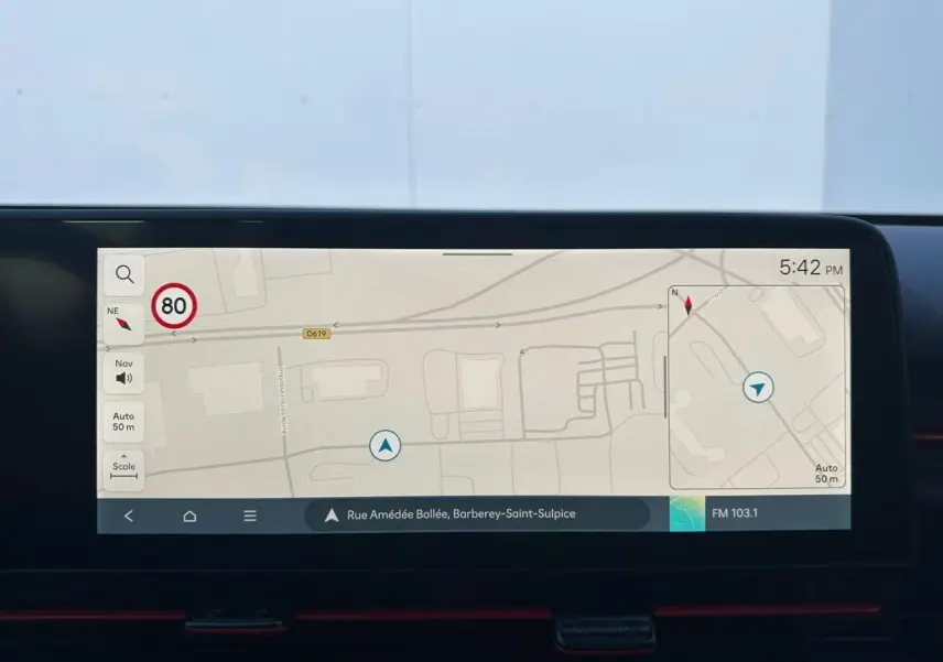 Écran tactile 12,3'' du système de navigation du Hyundai KONA II hybride, affichant une carte et la vitesse limitée à 80 km/h.