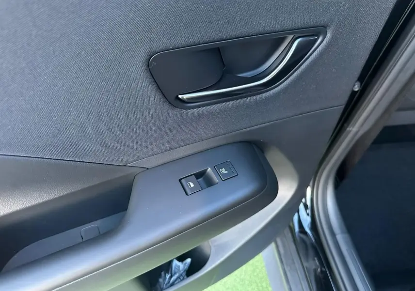 Détail de la porte arrière droite du Hyundai Kona 2026 gris Ecotronic avec commandes de vitre et verrouillage.
