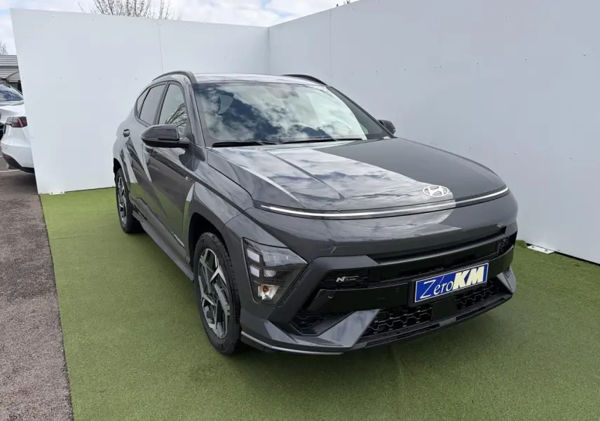 Vue 3/4 avant gauche d'un Hyundai Kona II N Line gris métallisé avec jantes alliage et calandre noire distinctive.