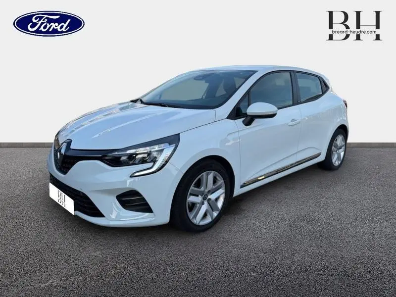 Renault Clio blanc glacier vue 3/4 avant droit, avec phares LED et jantes alliage visibles.