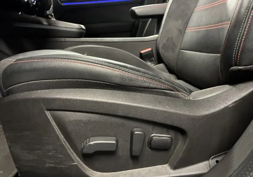 Gros plan sur le siège avant droit en cuir noir avec surpiqûres rouges de la Renault Arkana 1.3 TCE 140 RS-LINE 2021.