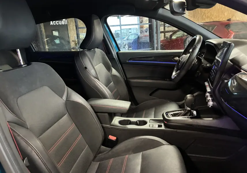Vue intérieure côté droit du Renault Arkana 1.3 TCE 140 RS-LINE 2021, sièges cuir noir avec surpiqûres rouges et console centrale.
