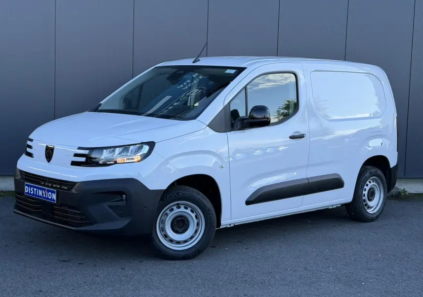 Vue 3/4 avant droit d’un Peugeot Partner blanc Icy avec coques de rétroviseurs noires et protections latérales noires.