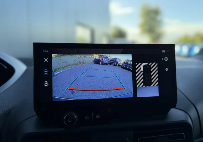 Écran tactile intérieur du Peugeot Partner 2026 montrant la caméra de recul avec lignes de guidage colorées.