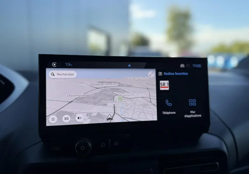 Écran tactile 10 pouces du Peugeot Partner 2026 affichant la navigation et les options multimédia.