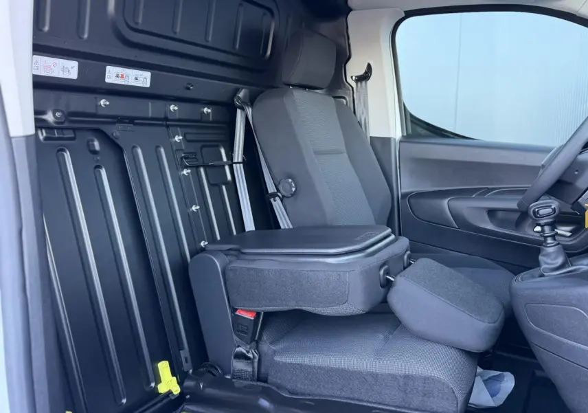 Vue intérieure côté droit du siège passager rabattable avec tablette écritoire dans un Peugeot Partner blanc Icy.