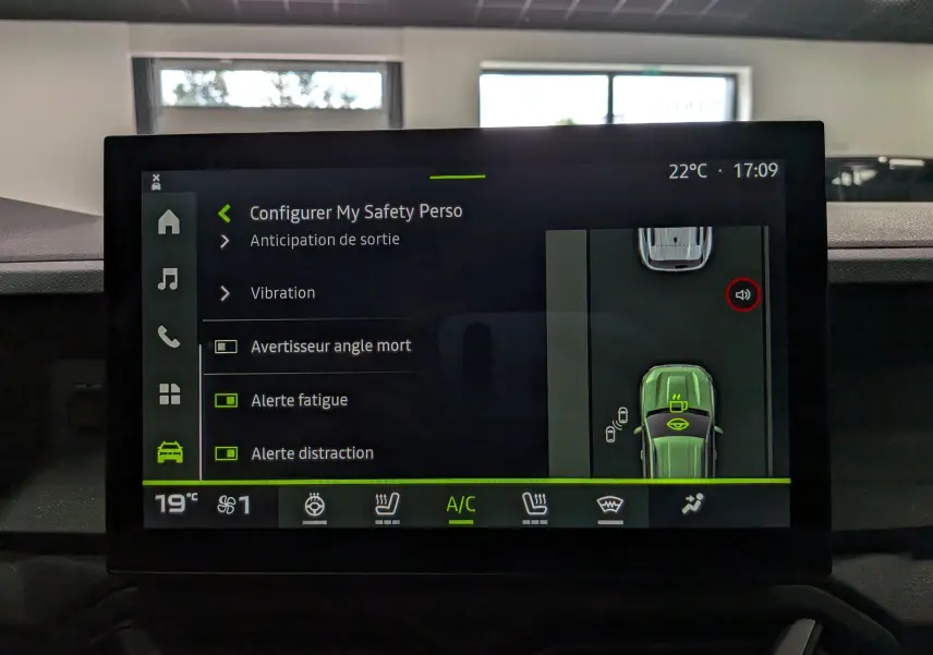 Écran tactile intérieur du Dacia Duster Hybrid-G 150 blanc, affichant les réglages de sécurité et climatisation.