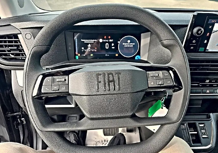 Vue rapprochée du volant FIAT avec commandes intégrées et tableau de bord numérique du Scudo Combi gris titane.