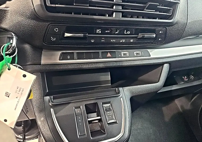 Vue rapprochée de la console centrale intérieure du Fiat Scudo Combi gris titane, avec commandes clim et boîte auto.
