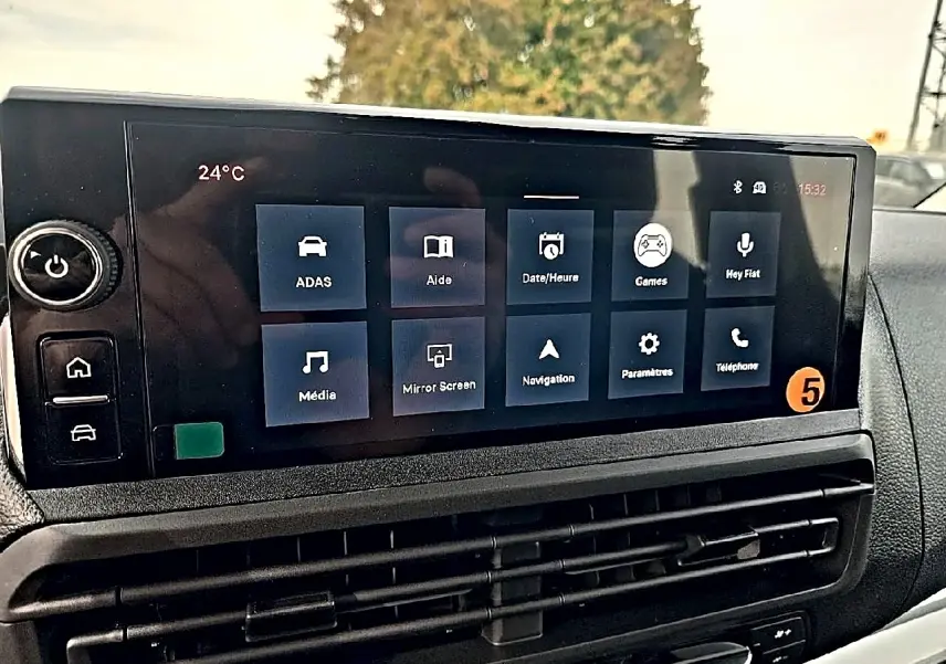 Écran tactile central du tableau de bord du Fiat Scudo Combi gris titane, affichant les options multimédia et navigation.