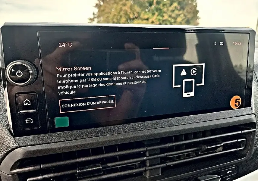 Écran tactile central du tableau de bord du Fiat Scudo Combi 2026 affichant la connexion Mirror Screen.