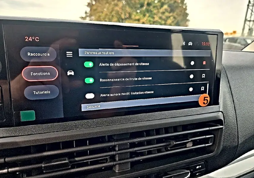 Intérieur du FIAT Scudo Combi gris titane, vue sur l'écran tactile central affichant les réglages de sécurité.