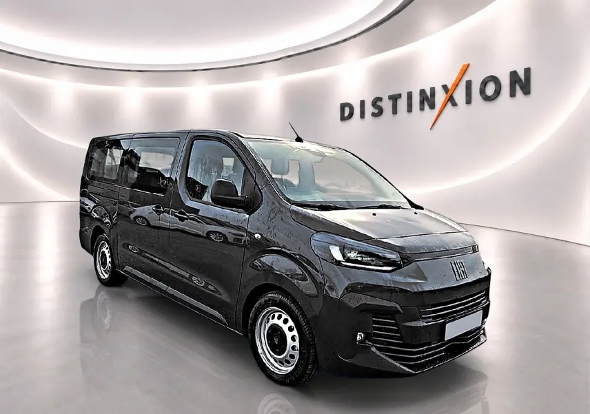 Vue 3/4 avant droit du FIAT Scudo Combi gris titane avec porte latérale coulissante en showroom lumineux.