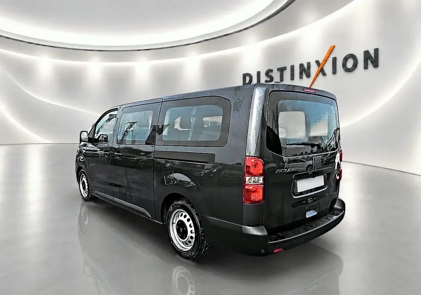 Vue 3/4 arrière droite du FIAT Scudo Combi gris titane avec porte latérale coulissante en environnement studio lumineux.
