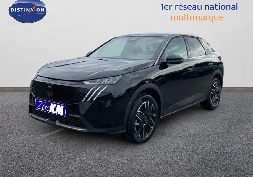 Peugeot 3008 Hybrid noir métal en 3/4 avant droit, avec calandre noire et jantes alliage distinctives.