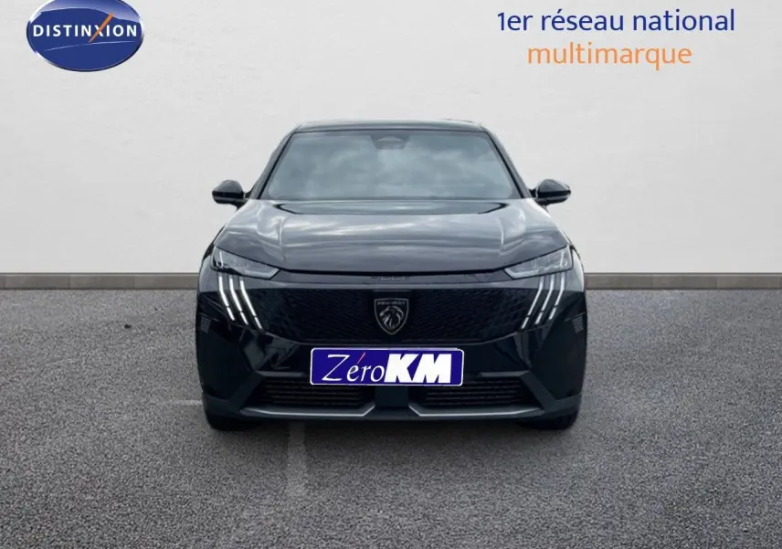Vue frontale d'un Peugeot 3008 Hybrid noir métal 2025 avec feux LED distinctifs et calandre moderne.