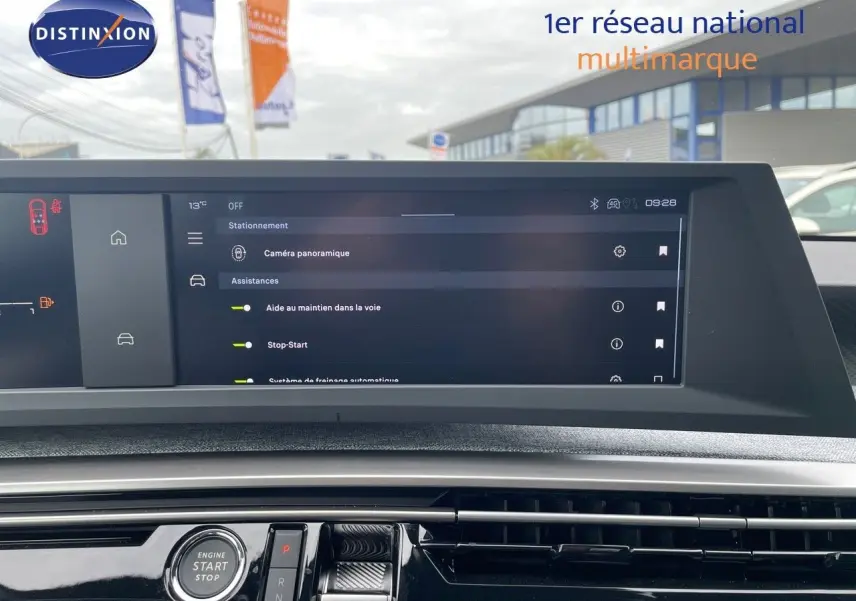 Vue intérieure du tableau de bord du Peugeot 3008 Hybrid noir métal 2025, avec écran tactile affichant les assistances à la conduite.