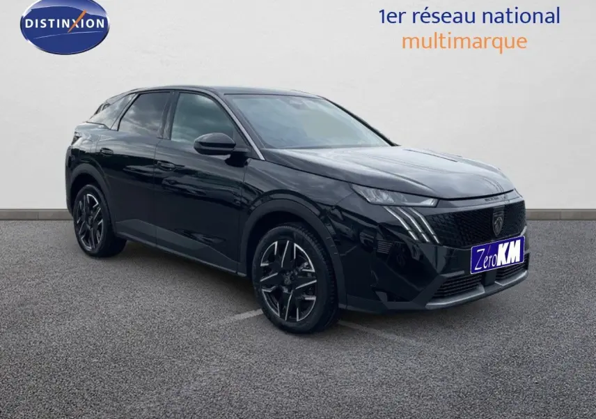Peugeot 3008 Hybrid noir métal en 3/4 avant droit, avec jantes noires et calandre au design moderne.
