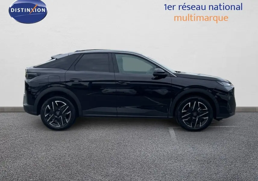Profil latéral droit du Peugeot 3008 Hybrid 136ch Allure noir métal avec jantes alliage bicolores sur fond neutre.