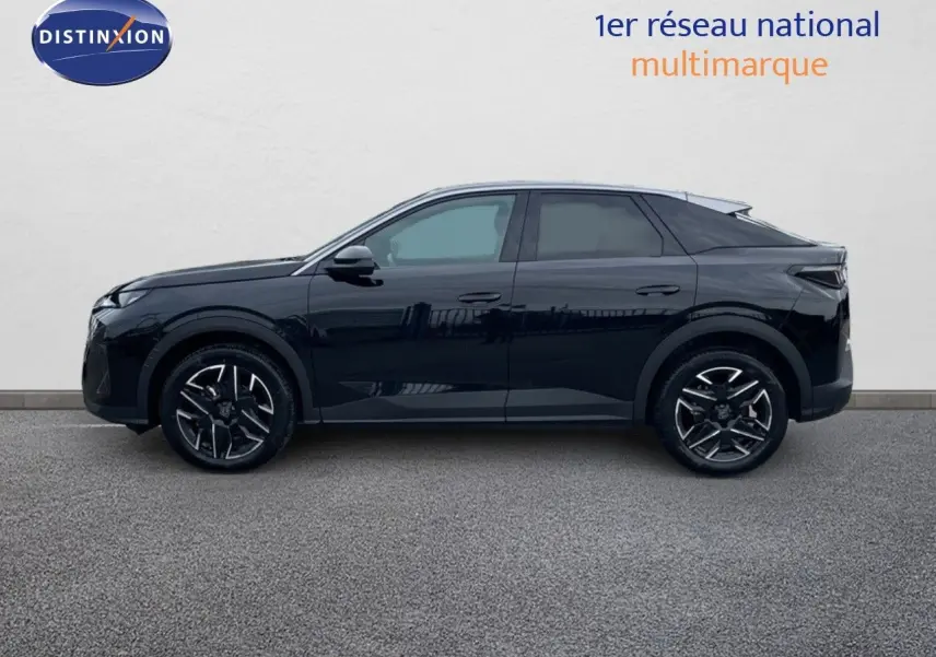 Peugeot 3008 Hybrid noir métal en profil côté gauche, soulignant ses jantes noires et lignes modernes.