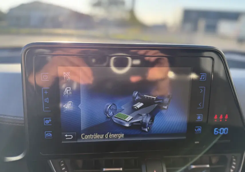 Écran tactile du tableau de bord du Toyota C-HR 1.8 Hybrid 2018 affichant le contrôleur d'énergie.