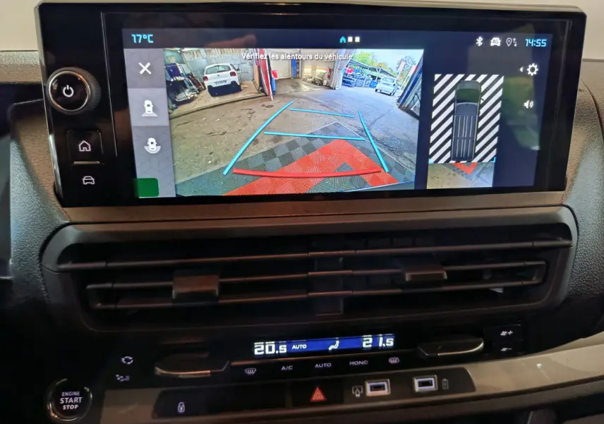 Écran tactile intérieur du Citroën Jumpy XL noir 2025 montrant la caméra de recul et l’aide au stationnement.