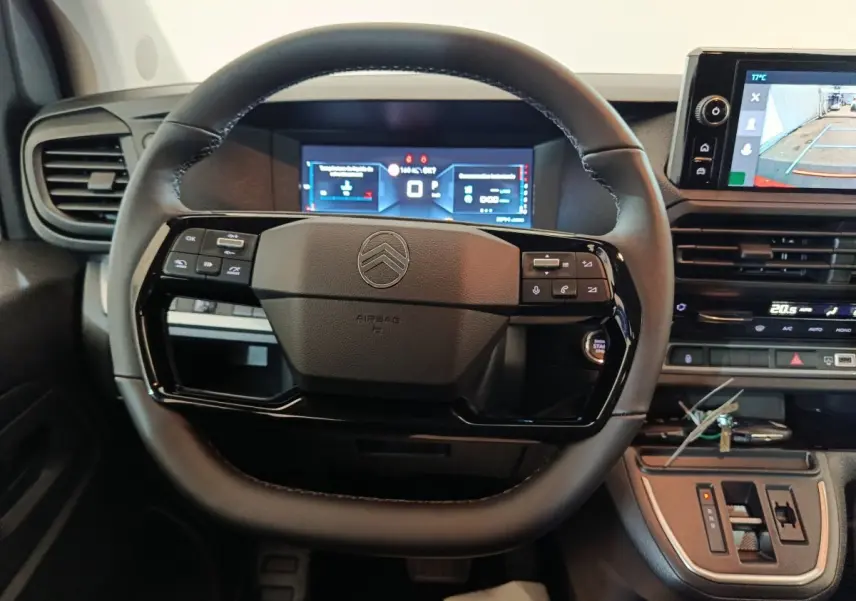 Vue rapprochée du volant noir multifonctions du Citroën Jumpy 2025 avec tableau de bord numérique et écran central tactile.