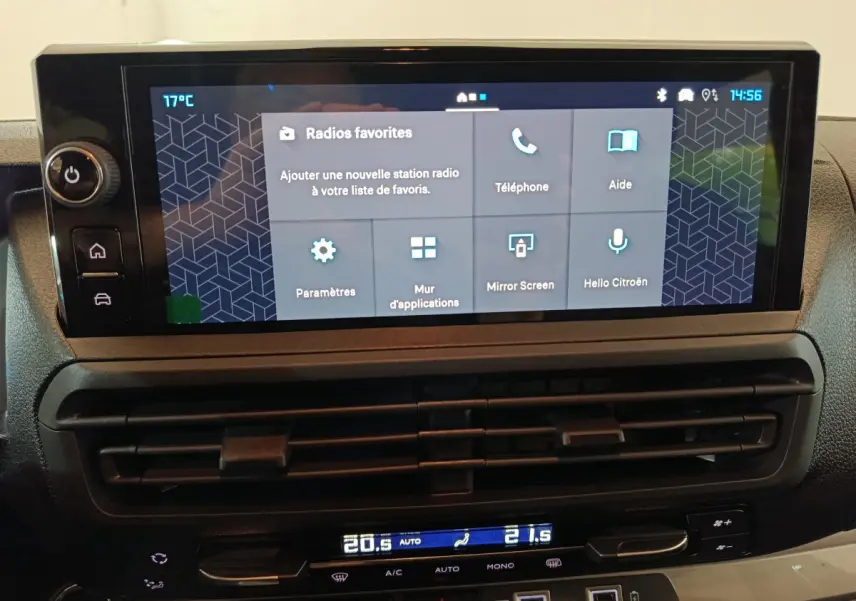 Écran tactile central du tableau de bord du Citroën Jumpy XL 2025 avec commandes climatisation et connectivité Bluetooth.