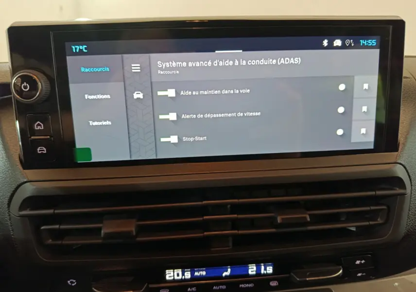 Écran tactile central du tableau de bord du Citroën Jumpy XL 2025 affichant les aides à la conduite.
